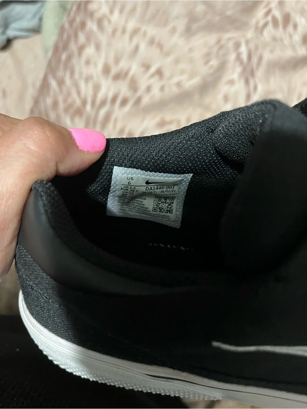 Nike Men's Black and White Low-Top Sneakers
